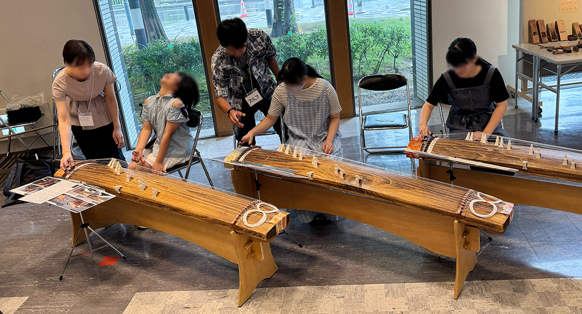 おコト遊BASE!! 箏体験の様子