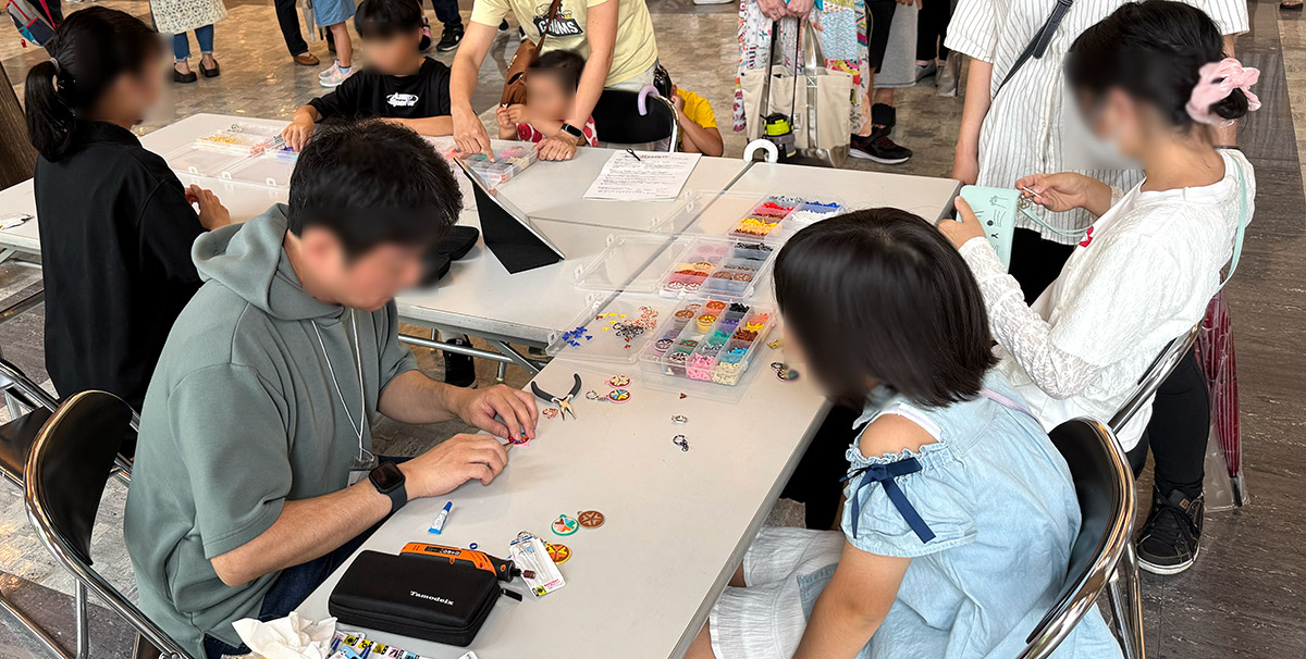 おコト遊BASE!! 琴柱モチーフキーホルダー作りの様子