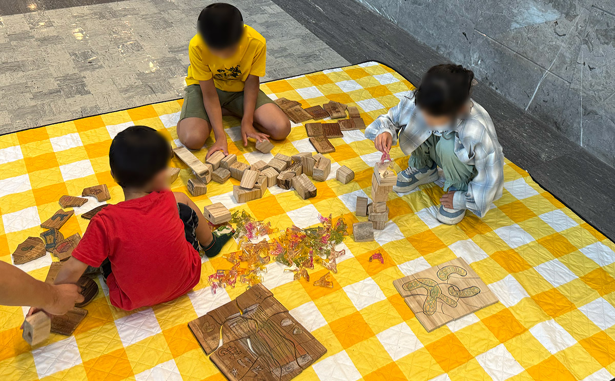おコト遊BASE!! つみき・パズルの様子